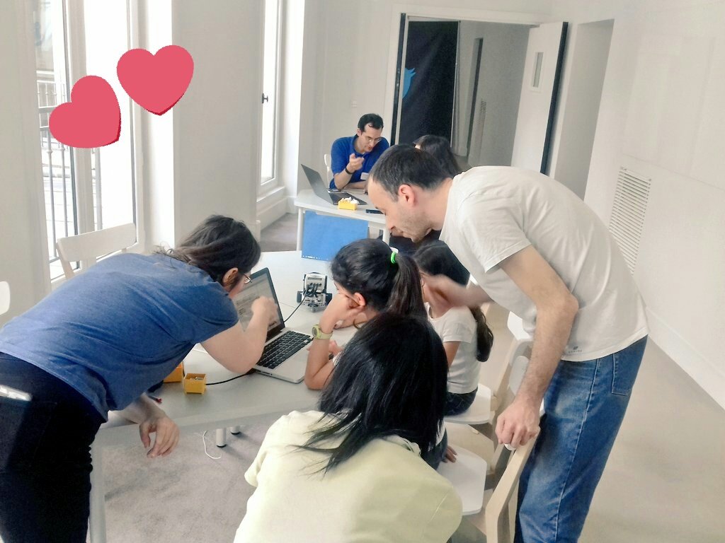 CoderDojoParis's tweet image. Scratch, html, robots : encore une session #CoderDojoParis pleine de créativité et de découverte avec nos ninjas #KidsWhoCode