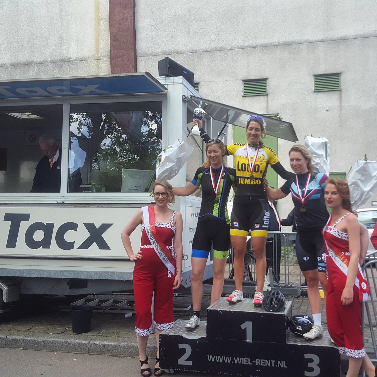 Kampioene ronde van Katendrecht 😊💪 #sprint #afvalkoers  #bekermeenaarhuis🏆 #medaille🏅 #tacx #kleinbeetjereclamelottojumbo  <a href="/rondevankatendr/">RondevanKatendrecht</a>
