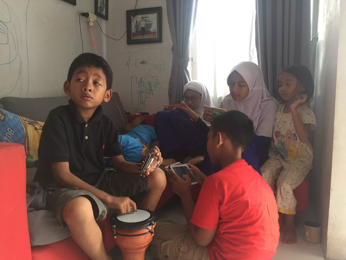ayunohime's tweet photo. Ponakan berkumpul bersilaturahmi  dan marawis persiapan ramadhan nanti. Indah silaturahmi seperti video #BEARBRAND https://t.co/OCDkqQTEPL https://t.co/IX86rM2Rfz