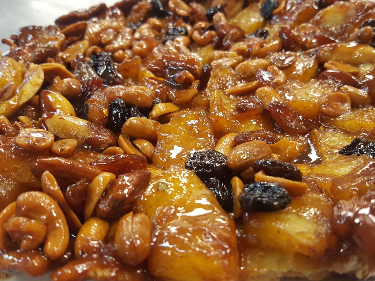Cookboogle's tweet photo. Tarte tatin met ananas, kerrie en noten #bakworkshop van @lecreuset bij het #fonQblogevent https://t.co/rwD2DMxhJv