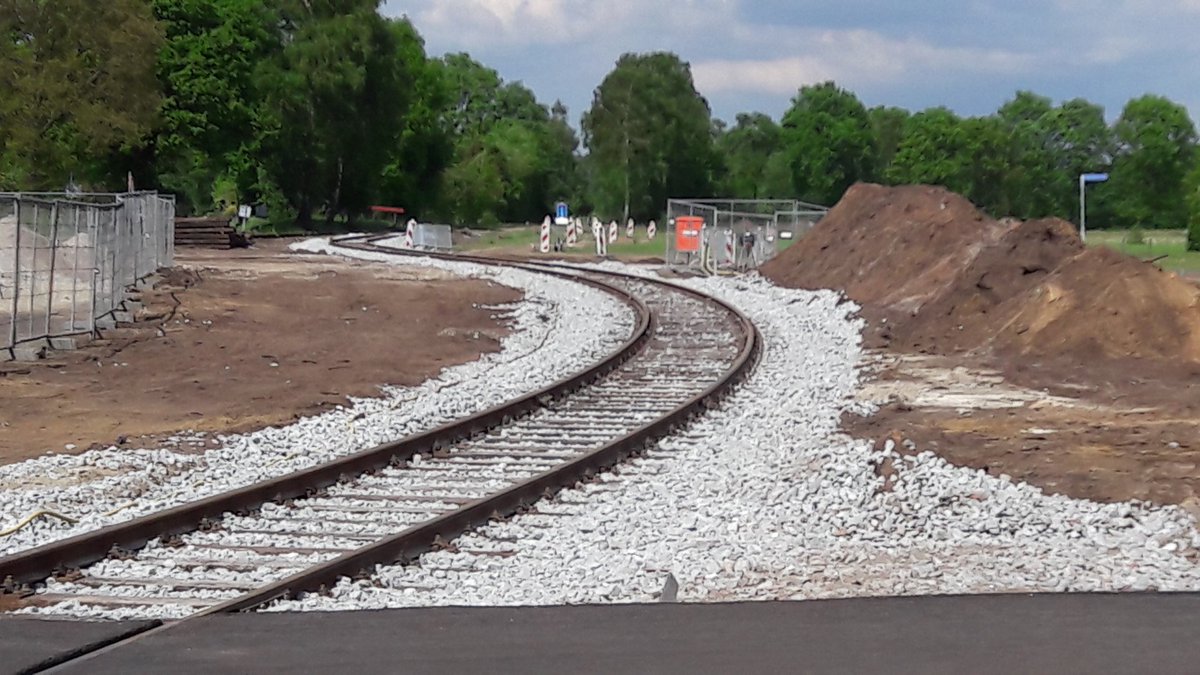 Slingerend met trein <a href="/twentestoom/">Museum Buurtspoorweg</a> van Haaksbergen naar Boekelo.