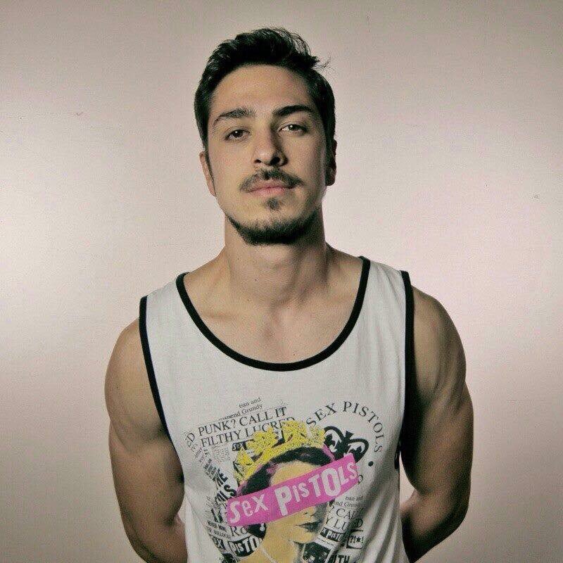 appabooking's tweet photo. ¡Hoy es el cumpleaños de nuestro queridísimo @yosoykichi guitarrista de @NUNO_MX déjenle su felicitación! 

¡Te amamos mucho! 🎂👑 https://t.co/ghuMfJMQyq