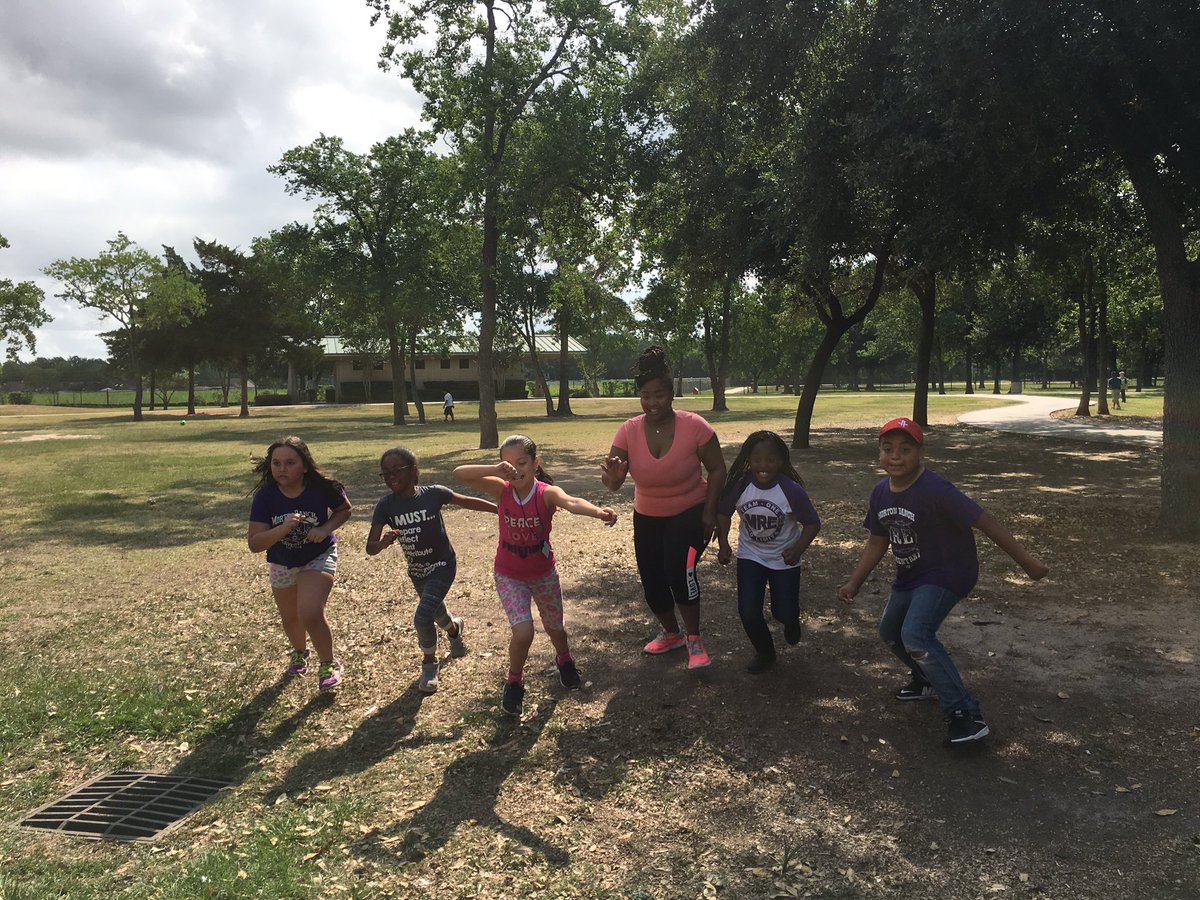 ms_islam3's tweet photo. Celebrating the end of the year at the park. ☀️ https://t.co/XWUaOH8VTD