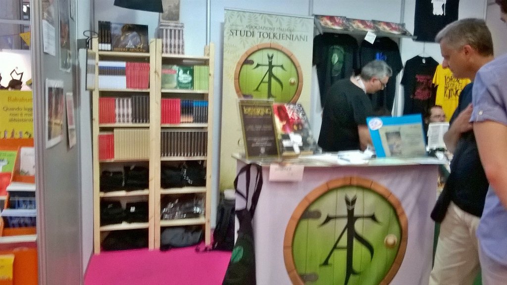 maggievale's tweet photo. Lo stand degli studi #Tolkieniani cara!!😍😍 #SalTo17 https://t.co/le3g0SeeB9