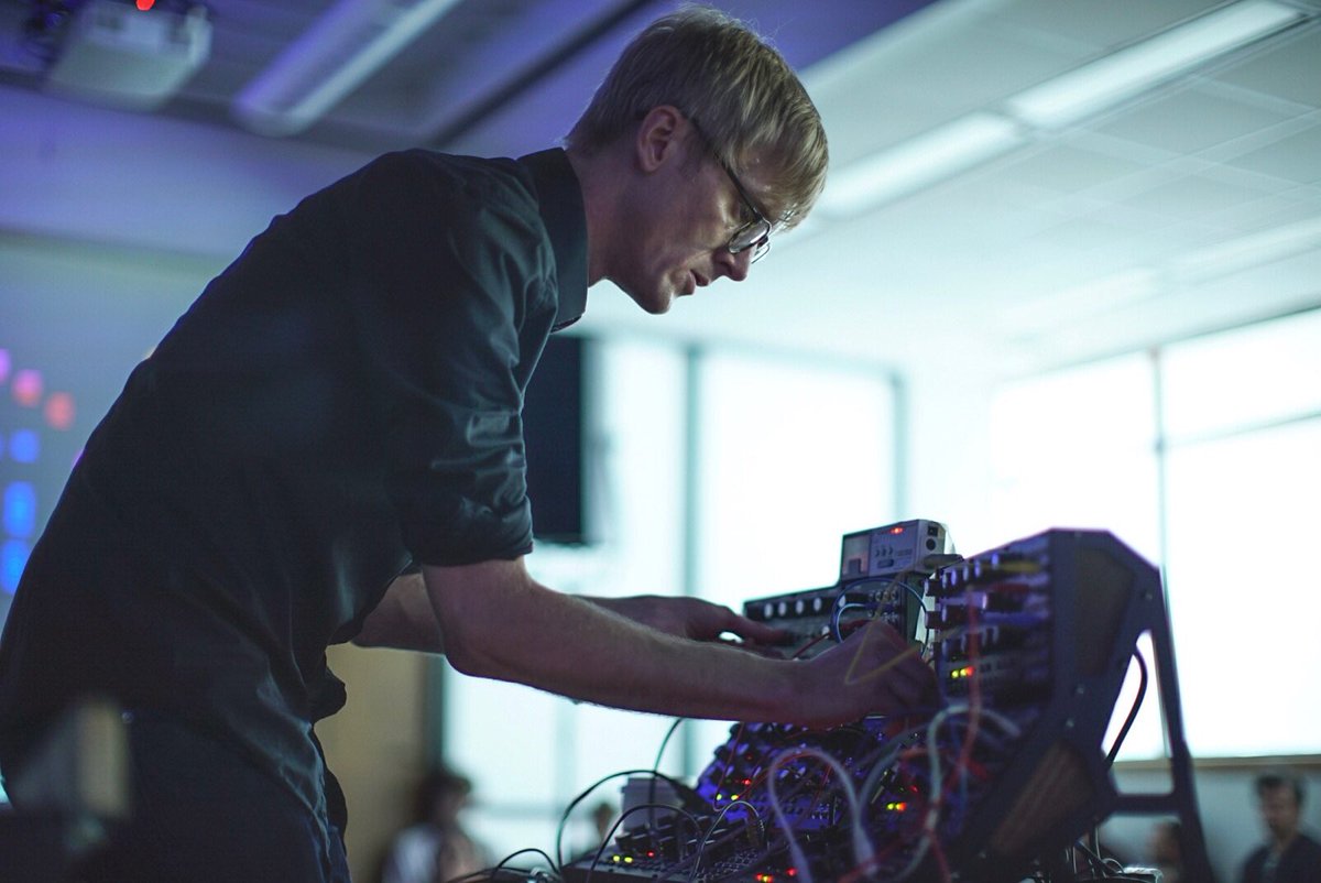 moogmusicinc's tweet image. Jas Shaw of #SimianMobileDisco makes waves during his 4-hour long-form durational performance at #Moogfest2017:

🔊 🌊