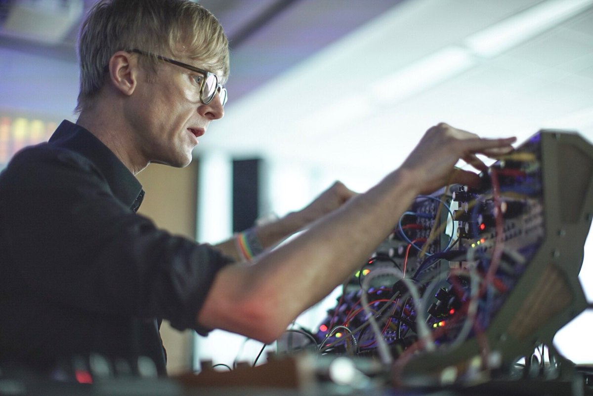 moogmusicinc's tweet image. Jas Shaw of #SimianMobileDisco makes waves during his 4-hour long-form durational performance at #Moogfest2017:

🔊 🌊