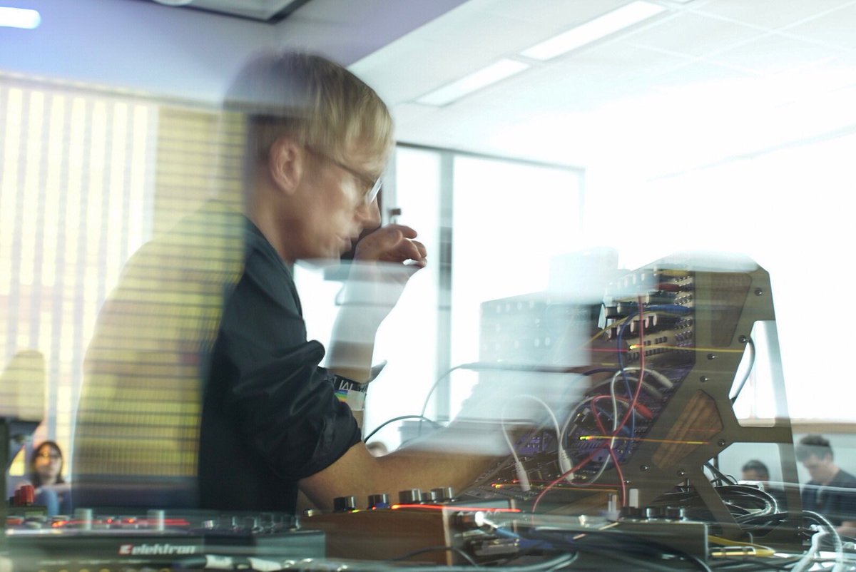 moogmusicinc's tweet image. Jas Shaw of #SimianMobileDisco makes waves during his 4-hour long-form durational performance at #Moogfest2017:

🔊 🌊