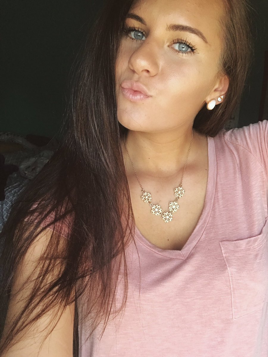 brookewagnerr's tweet photo. 🌸🌸 https://t.co/XQclUNSMkX