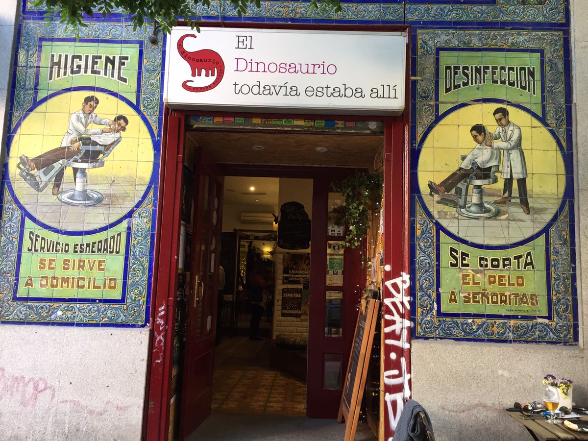 BienTirados's tweet photo. Versos Bien Tirados ha estado esta tarde en @CafeDinosaurio disfrutando de "De mujeres y Eros". Una maravilla https://t.co/mqYUdLJ3Bs