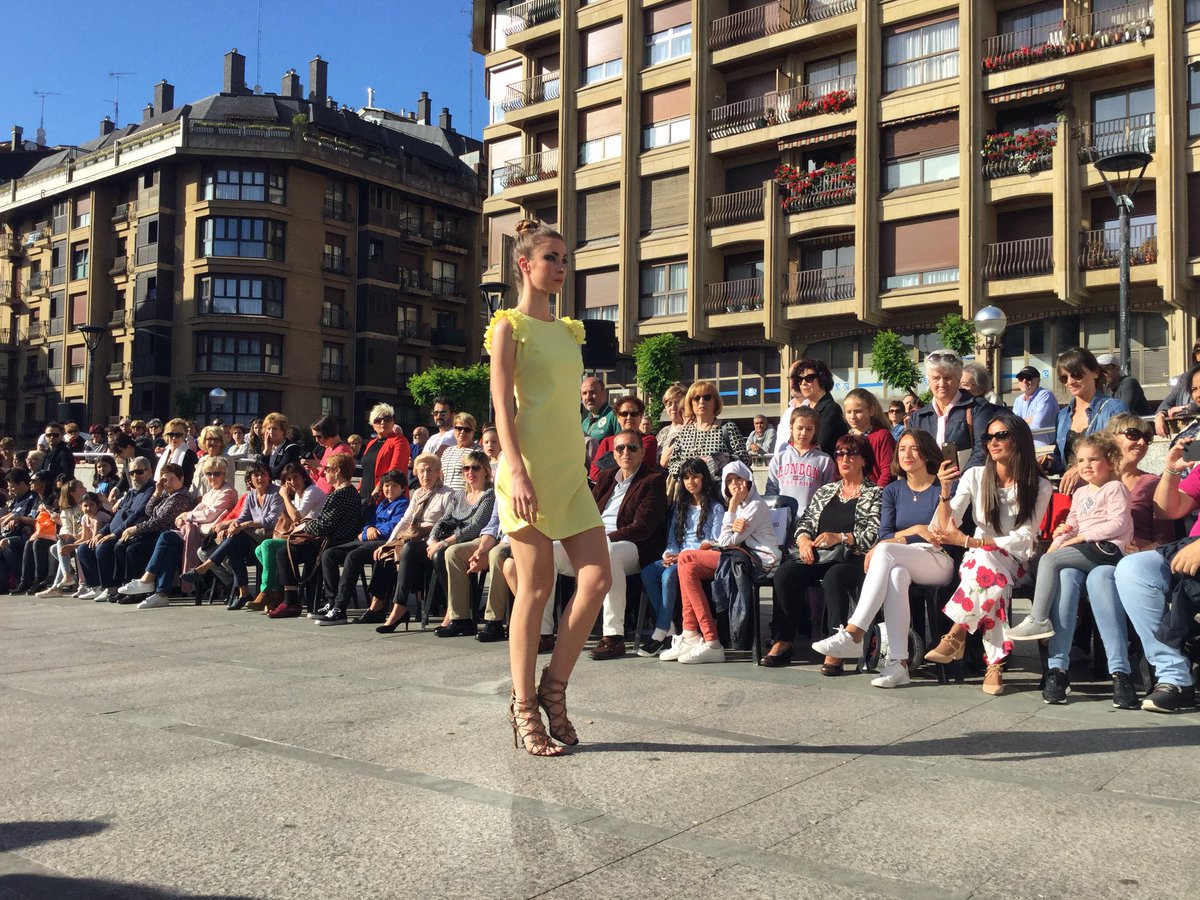 mclassmoda's tweet photo. Mas imágenes de los #desfiles de hoy en #Donosti y #Tolosa @_MariaGS8 #MariaM. Y #SofiaA. #Moda https://t.co/PmUH812g9K