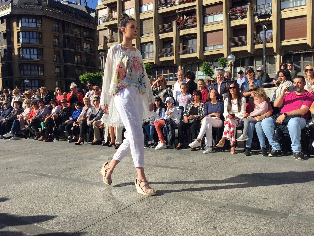 mclassmoda's tweet photo. Mas imágenes de los #desfiles de hoy en #Donosti y #Tolosa @_MariaGS8 #MariaM. Y #SofiaA. #Moda https://t.co/PmUH812g9K