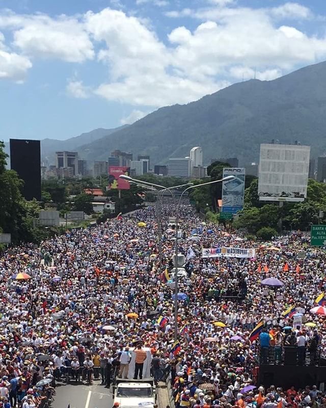 antoniocanovag's tweet photo. Mientras más alto grites que son "terroristas"; 

Más claro se escucha que eres un dictador https://t.co/tEIfpB66P5
