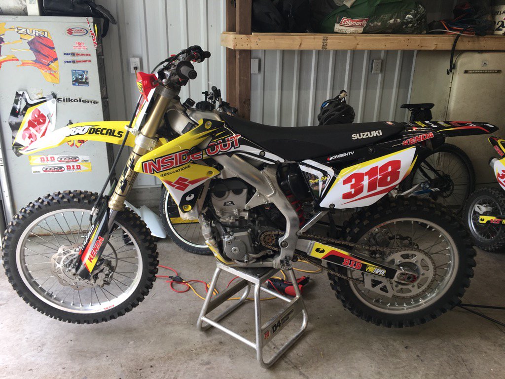 mxwilly's tweet photo. Graphics are on, a few things yet then this old girl can once again rip some laps! #moto #ontario #oldfatguy #love https://t.co/LkLtJpOs1V