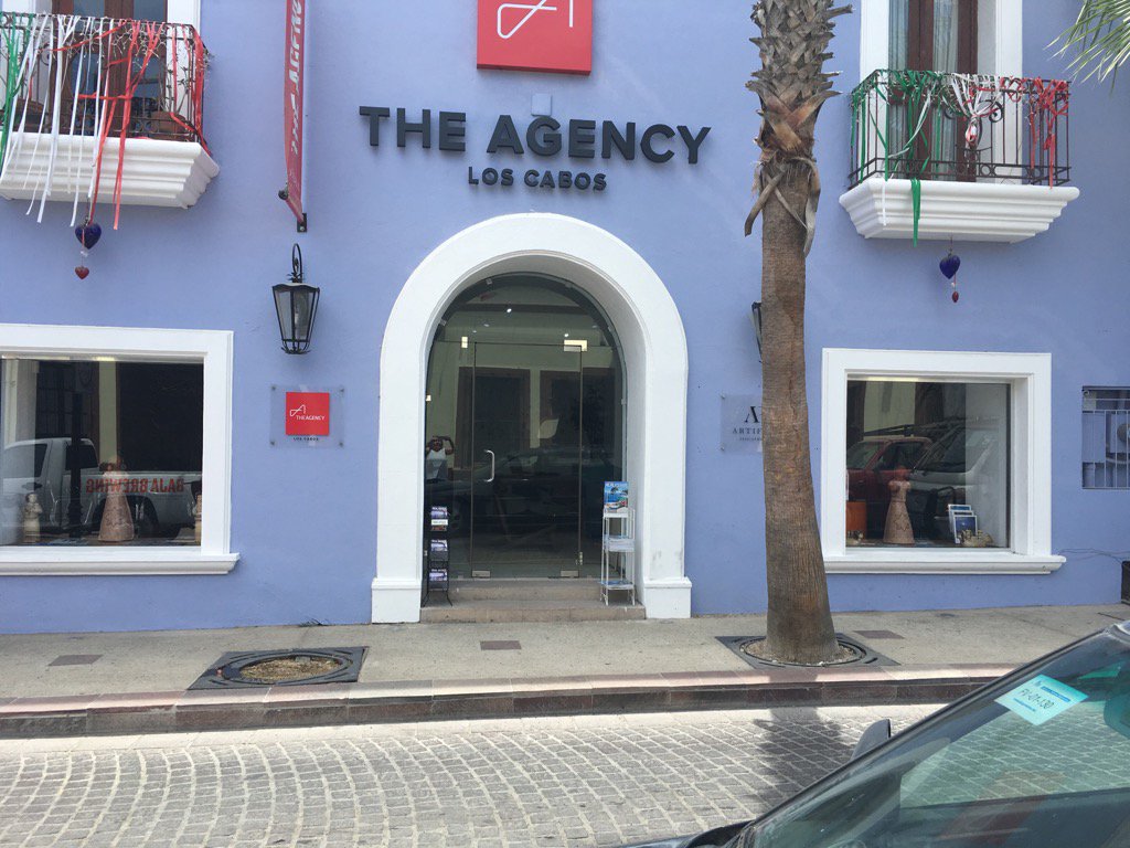 I happened upon <a href="/MauricioUmansky/">Mauricio Umansky</a> #theagency while in Cabo #RHOBH