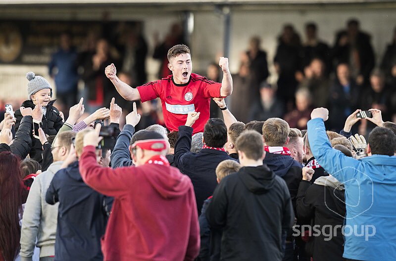 📷🎉🔴 | Party time for <a href="/BrechinCityFC/">Brechin City FC</a> as they celebrate a return to the Championship for the first time since season 2005/06 #SPFL