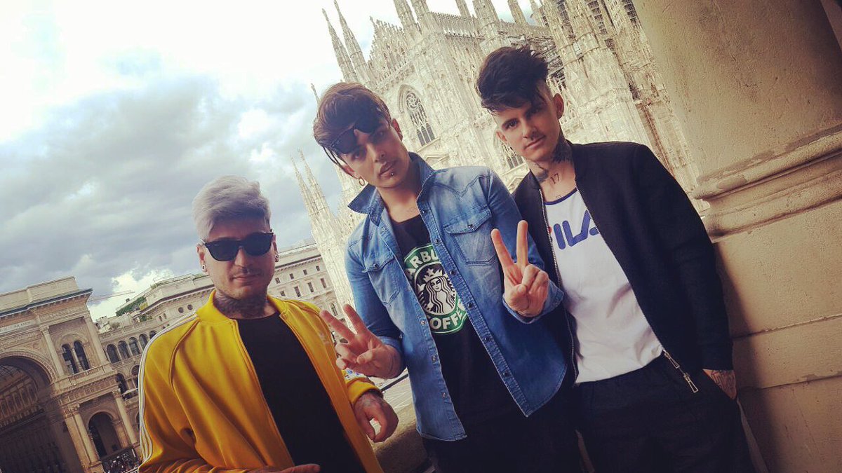 TheKolors's tweet photo. #Milano accogliente e unica! ❤️ Grazieee. Ci vediamo tutti domani dalle 17:30 al Salone del Libro di #Torino! 🖖🏻Vi aspettiamo! #TheKolorsYOU https://t.co/roWaAMqKFt