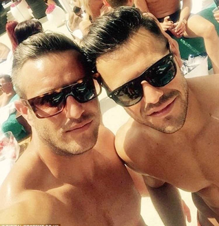 OliviasLaCala's tweet photo. #5daystogo Elliott has an announcement to make this Thursday!!! Don't miss it!!! #OpeningWhiteIceParty #itvbe #Elliottwright #MarkWright https://t.co/9cb5U6StLT