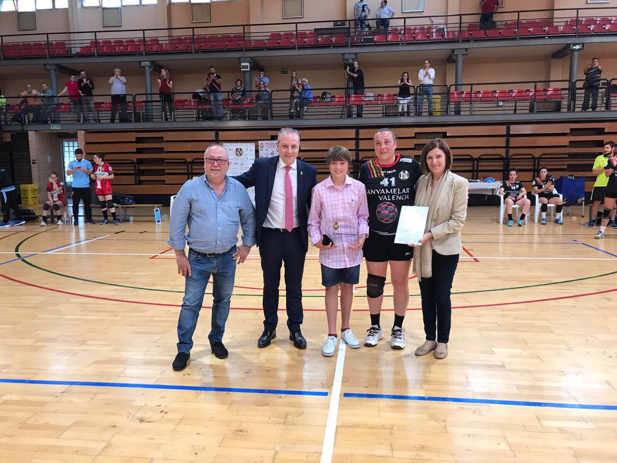 blazquezbalonma's tweet photo. Hoy hemos rendido homenaje en El Cabanyal a @atrix14 que se retira de las pistas tras una brillante carrera. 👏 https://t.co/lvx9wLijZ1