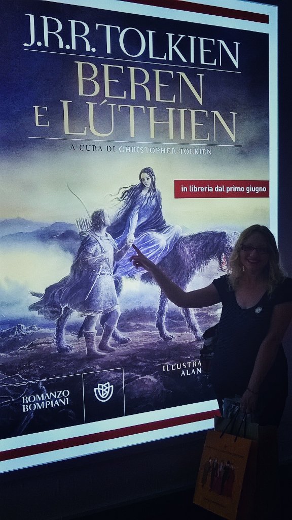 maggievale's tweet photo. Lo stand degli studi #Tolkieniani e il libro acquistato con spilla di #Tolkien💕😍 https://t.co/D1XgGRvuDv