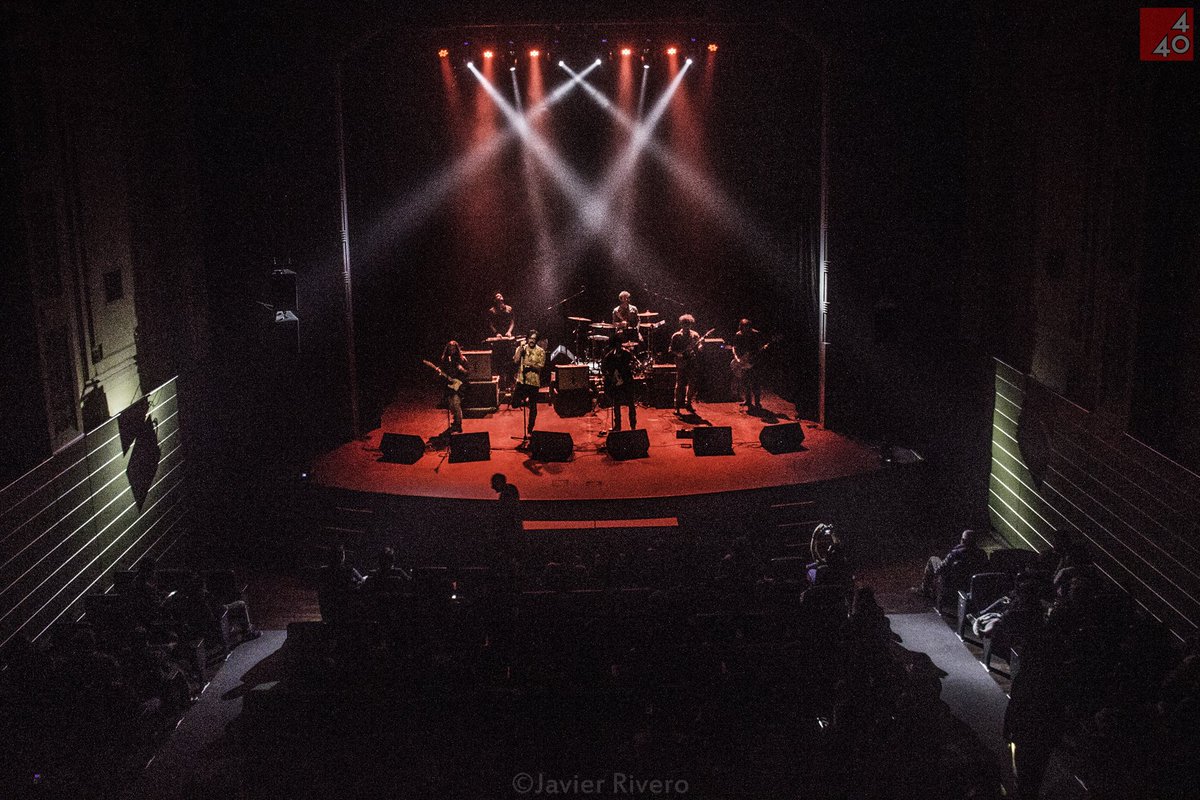 4CuatroCuarenta's tweet photo. Mira! @laXuruguay en vivo!!!! @losoxford en @SalaZitarrosa 
Ph: @javi8patas para @sietenotasuy 

Fotos!
https://t.co/wpaSaFaDmz https://t.co/Uy50UZcRJn