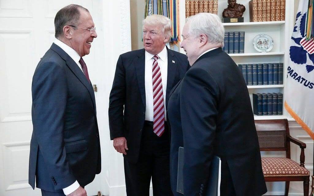 JasonOverstreet's tweet photo. When 2 guys rob a bank, they're criminals on the run. Right? But so is the getaway driver. TRUMP IS THE GETAWAY DRIVER.
#TwoHackers
#AMJoy https://t.co/NGZlIEcJ1W