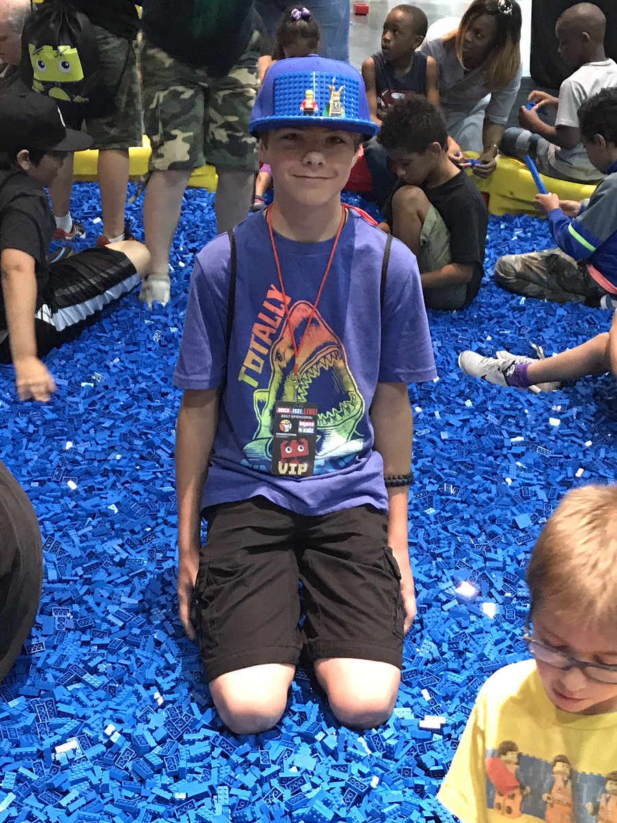CreationsbyH's tweet photo. Bobby the builder! #brickswag @BrickFestLive https://t.co/0k0oEmt5oz