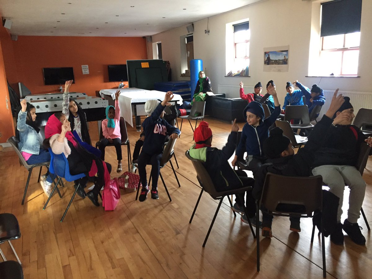 ripaljeet's tweet photo. @SahdiaParveen delivering @DemDetectives session with @GNGBradford Punjabi school kids for #DAW2017 #BAME #dementia #DementiaAwarnessWeek https://t.co/KGsxkILaJL