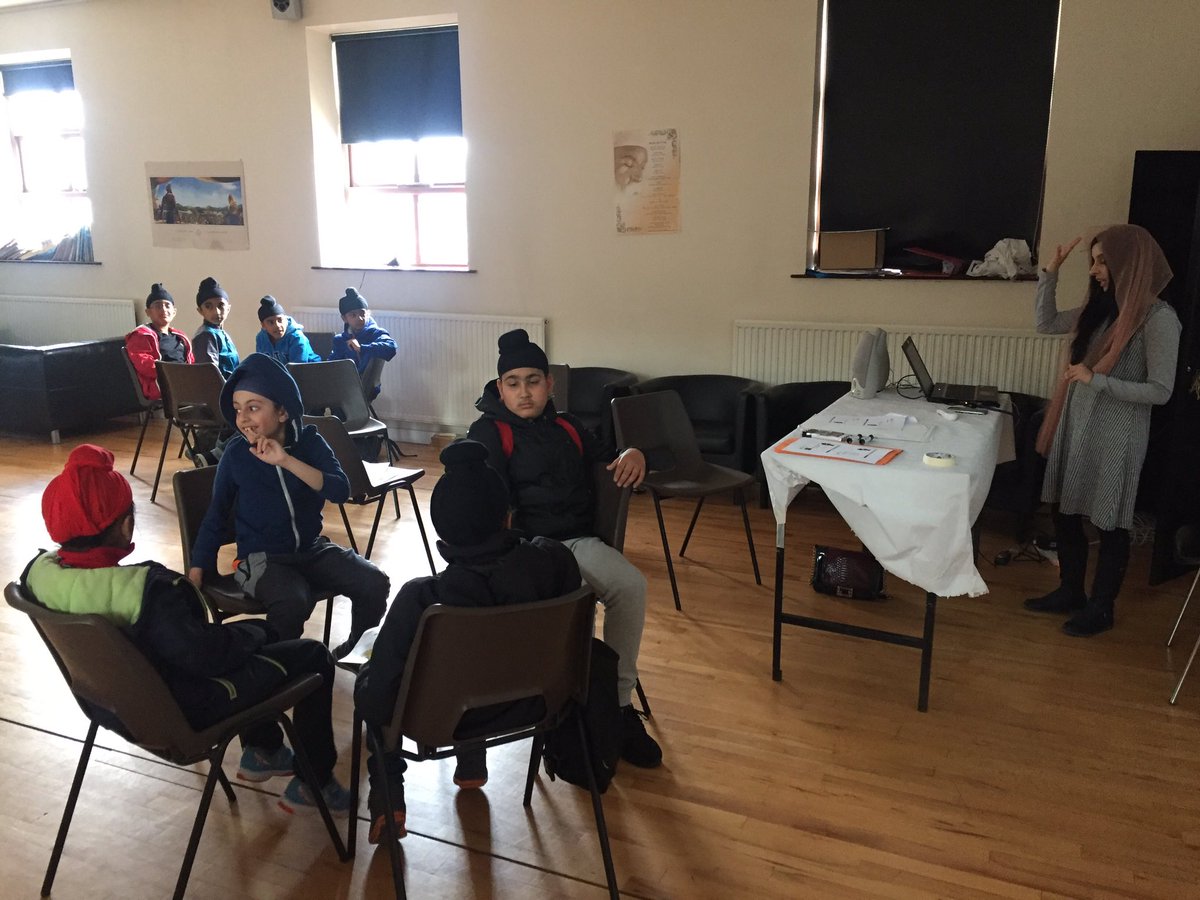 ripaljeet's tweet photo. @SahdiaParveen delivering @DemDetectives session with @GNGBradford Punjabi school kids for #DAW2017 #BAME #dementia #DementiaAwarnessWeek https://t.co/KGsxkILaJL