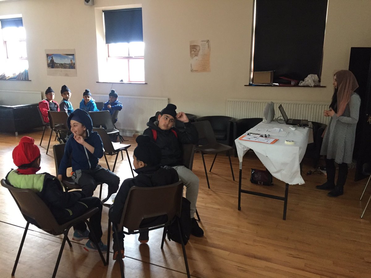ripaljeet's tweet photo. @SahdiaParveen delivering @DemDetectives session with @GNGBradford Punjabi school kids for #DAW2017 #BAME #dementia #DementiaAwarnessWeek https://t.co/KGsxkILaJL