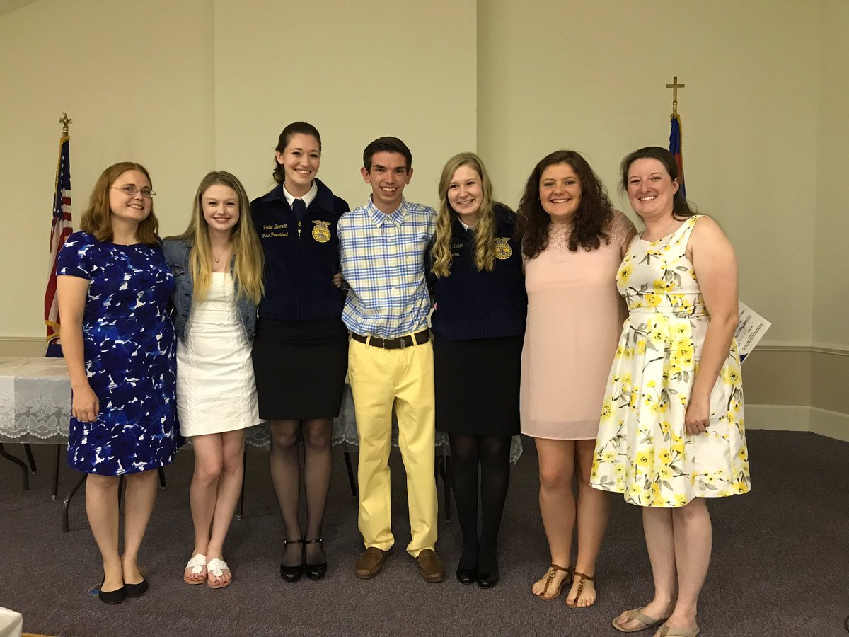 Pinecrest_FFA's tweet photo. Pinecrest FFA banquet 2017💙💛 https://t.co/VmfdhQ0bsr