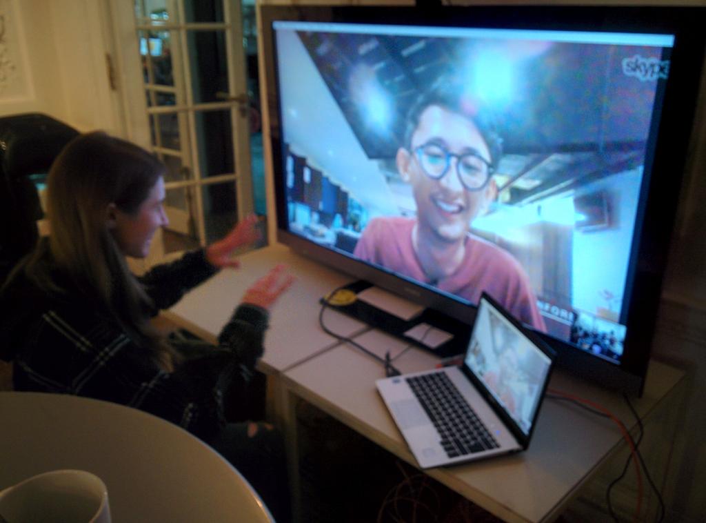 Gr8ArtGames's tweet photo. Jammers from Jakarta and Boston exchanging game ideas! 🗨💗 #gr8artgames https://t.co/maGF4rwU8u