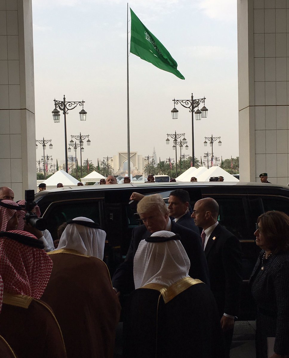 Scavino45's tweet photo. Departing the Royal Court, @POTUS Trump thanks King Salman- who he will see for dinner this evening in Riyadh, Saudi Arabia. #POTUSAbroad https://t.co/8X9Rlp97nc