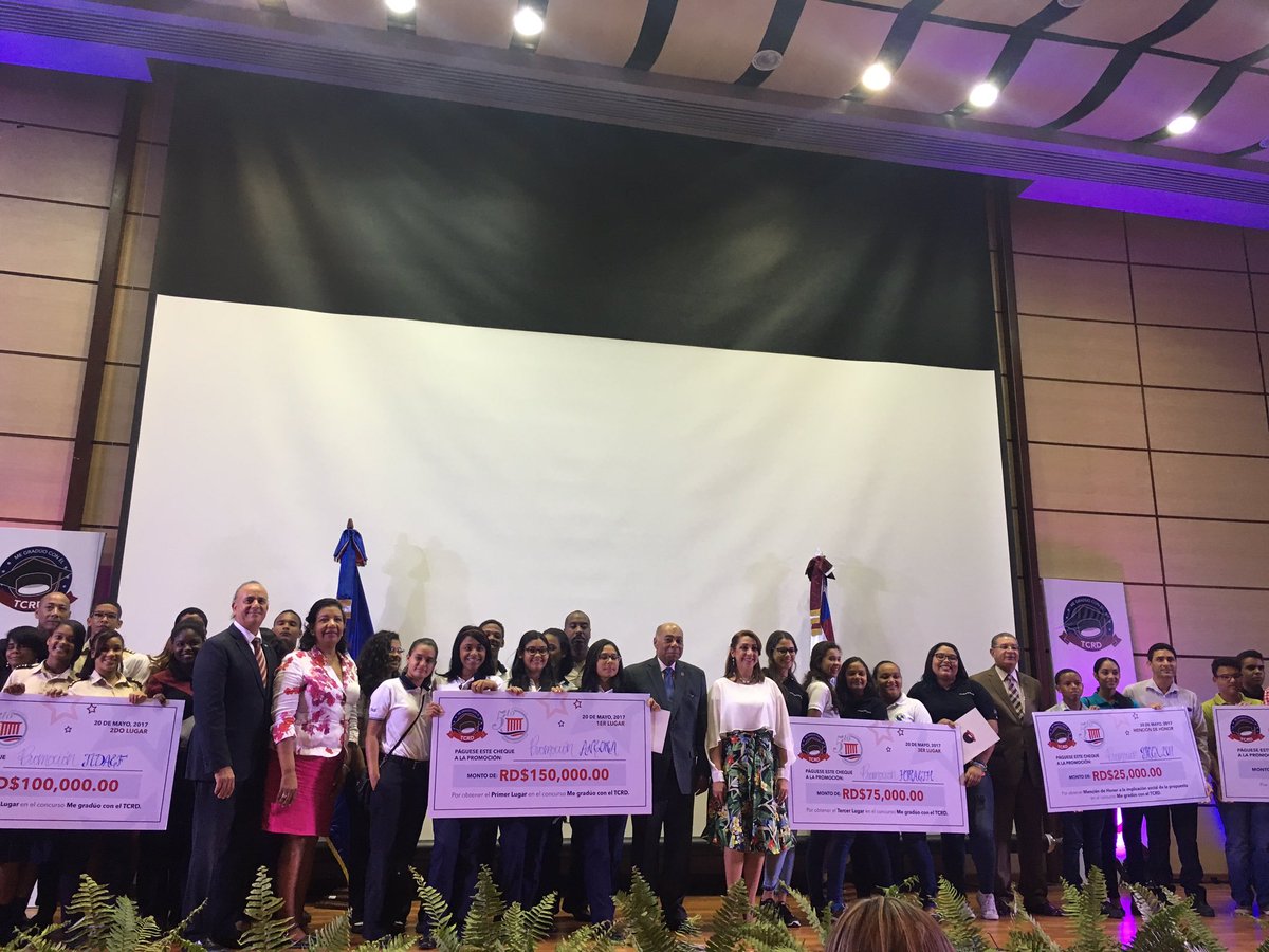 TribunalConstRD's tweet photo. Con esta fotografía de ganadores concluímos este acto #MeGraduoconelTCRD agradeciendo el esfuerzo de cada uno de los colegios participantes https://t.co/gN1YCOz7o6