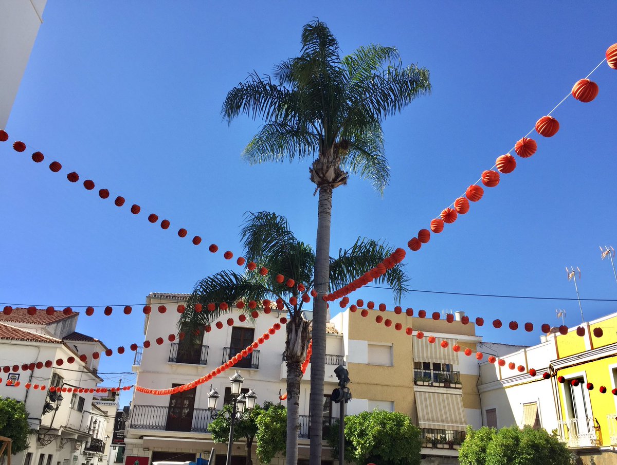TurismoCoin's tweet photo. La plaza comienza a teñirse de naranja 🍊!!! . Mañana #fiestadelanaranja en #Coín @diputacionMLG @AytoCoin @TurismoDeporAND #TienesQueVenir https://t.co/fuN9x674Pi