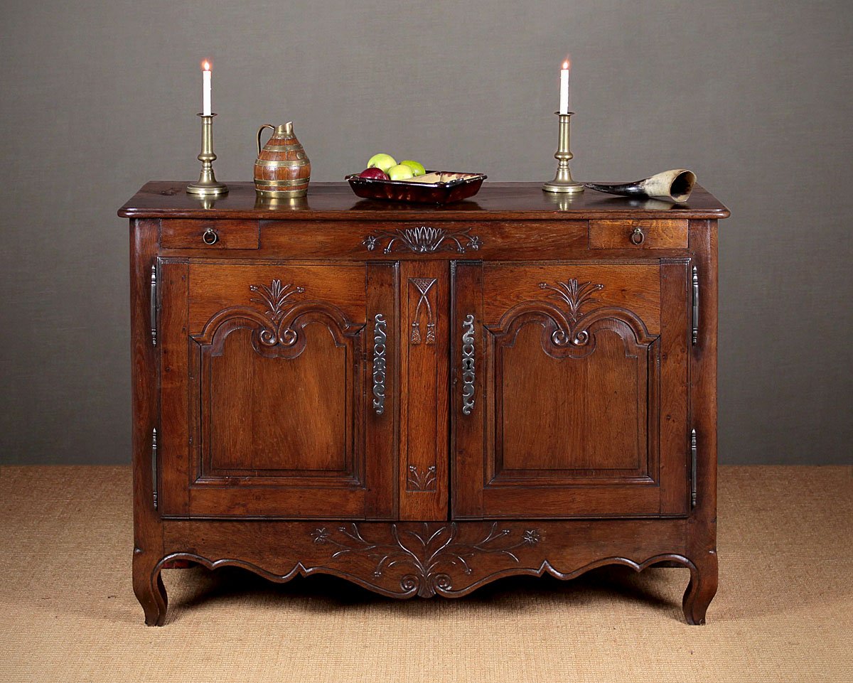 CollingeAntique's tweet photo. #Antiques. Late 18th.c. French oak dresser base with beautiful carved front. https://t.co/u5T0Xf7UY2 https://t.co/JHLGjx1UhQ