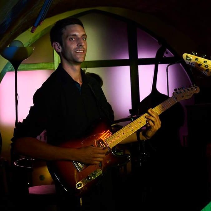 flocdamusic's tweet photo. Feeling the music🎶🎸
#gig#guitar#livemusic#concert#band#studiogobelins#guitarlove#Paris#France#scene#look#goodtimes#music#smile#pic#fender https://t.co/ECiIdOwQVA