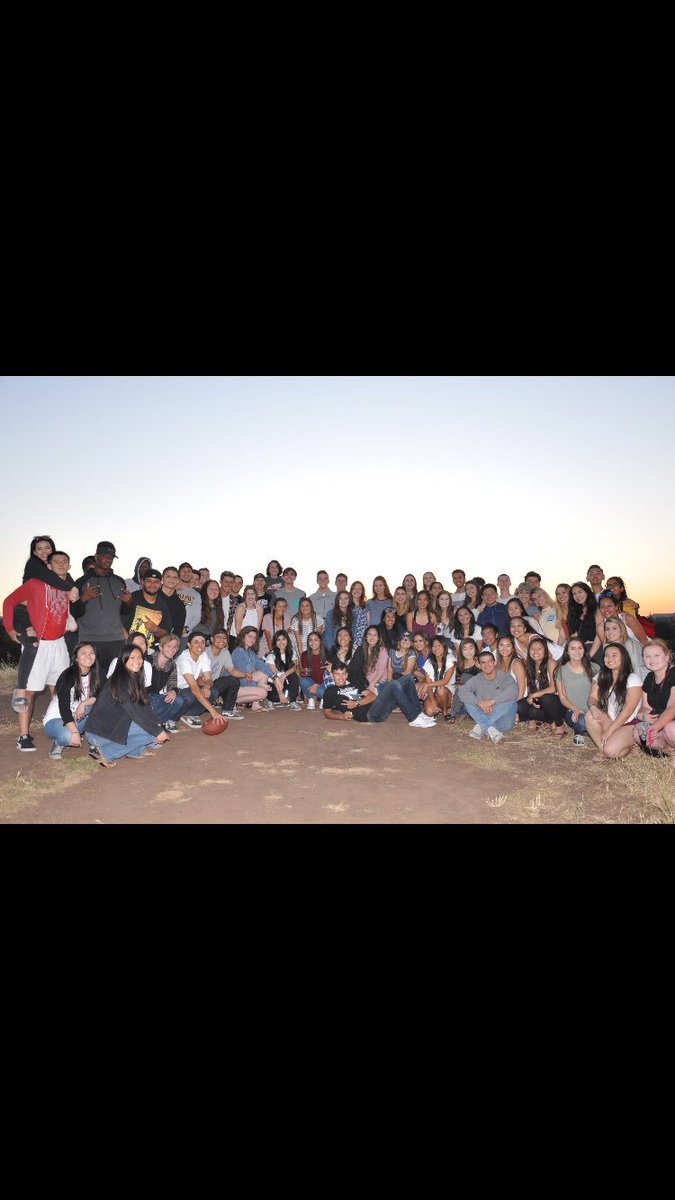 sthsco17's tweet photo. Here's to senior year!!! Class of 2017💙🎓 https://t.co/t8MvA5memK