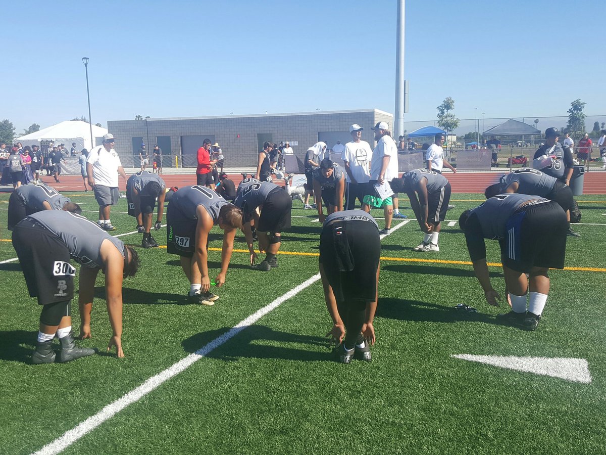 SuperLinemen's tweet photo. Buena Park HS getting warmed up! #SLT2017 https://t.co/dwU02nIM7M