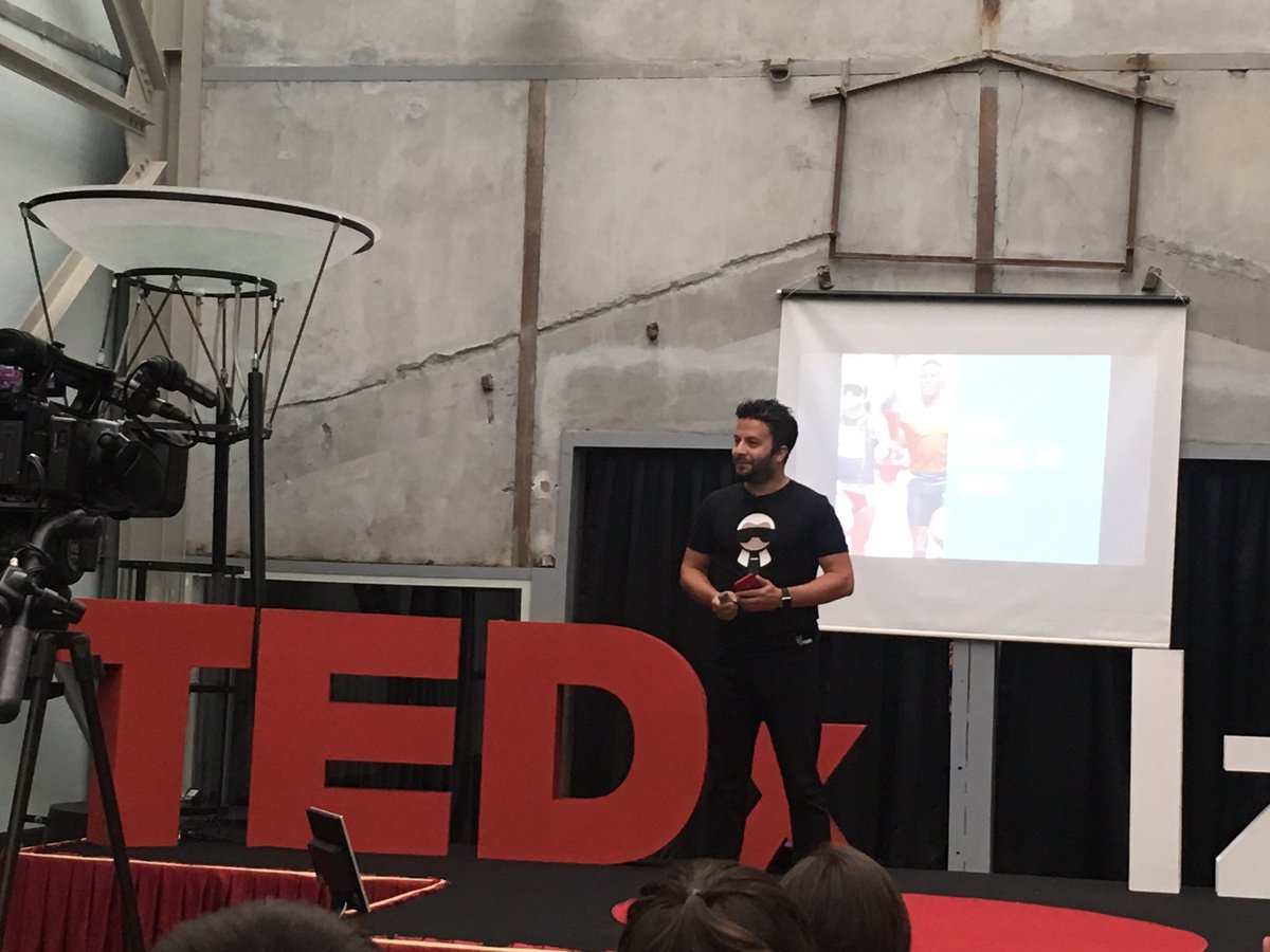 aykanbalik's tweet photo. @hakki_alkan sahnede, @TEDxIzmit etkinliğinde bizlerle tecrübelerini paylaşıyor. Emeği geçen herkese teşekkürler... https://t.co/dLbUAmvEAt