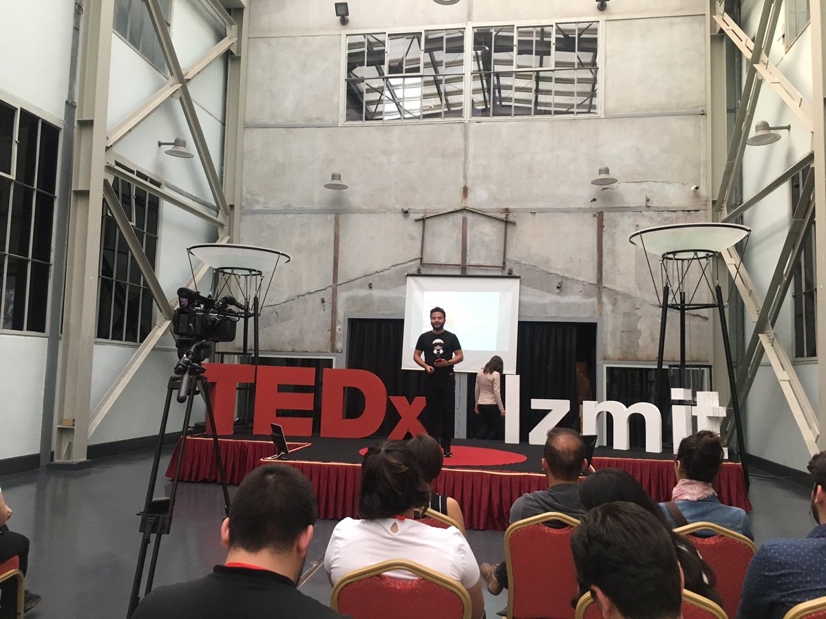 aykanbalik's tweet photo. @hakki_alkan sahnede, @TEDxIzmit etkinliğinde bizlerle tecrübelerini paylaşıyor. Emeği geçen herkese teşekkürler... https://t.co/dLbUAmvEAt