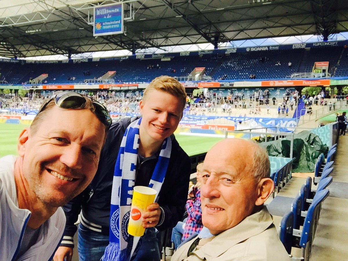 2Mup's tweet photo. 3 generatiedag ⚽️⚽️⚽️ heerlijk potje voetbal #MSVZWI Gratuliere @MSVDuisburg #Meister https://t.co/0T8rOop4Iu
