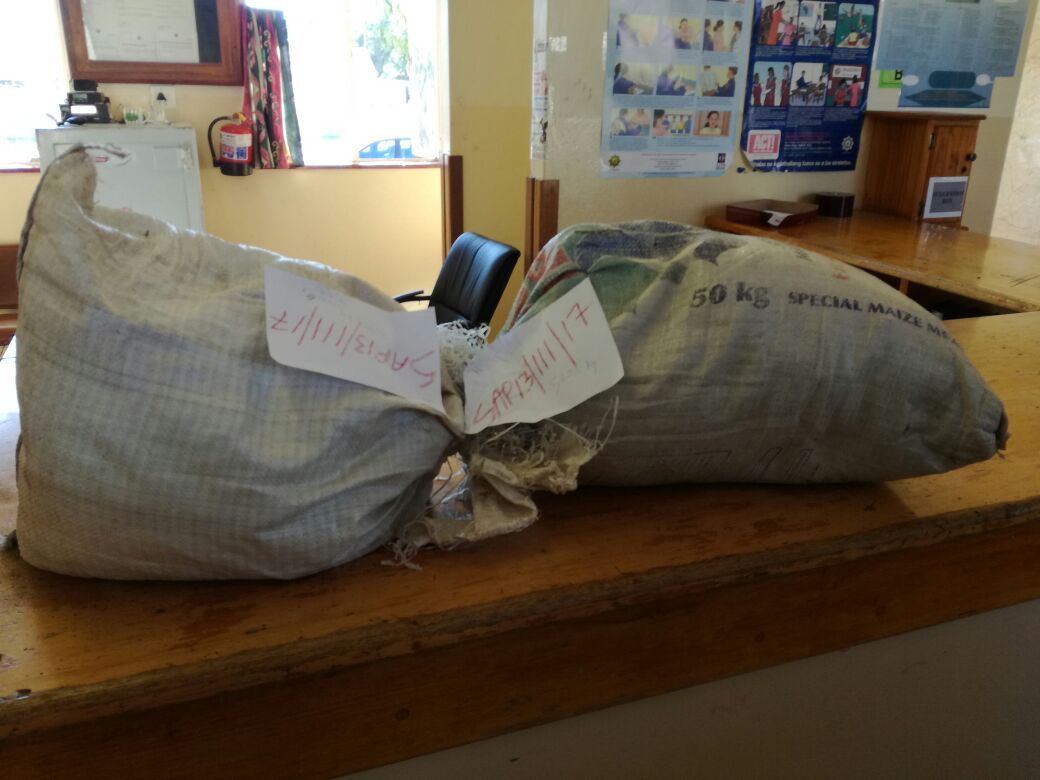 SAPoliceService's tweet photo. #sapsEC Barkly East #SAPS members and reservist arrested 5 suspects and confiscated 6,239 kg of dagga last night. NP https://t.co/yCslpZZyd5