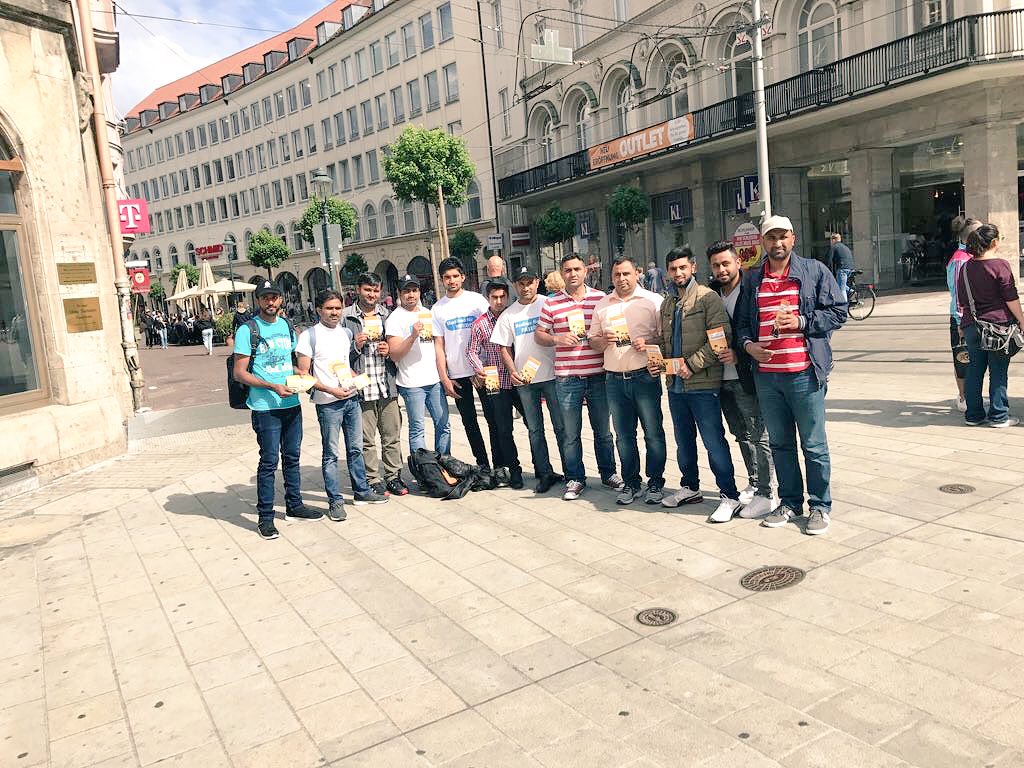 MKAAugsburg's tweet photo. Bundesweite Dialogaktion der Ahmadiyya Muslim Jamaat unter dem Motto "Wir sind alle Deutschland"  #MuslimeFürDeutschland https://t.co/9FRpjJfKAr