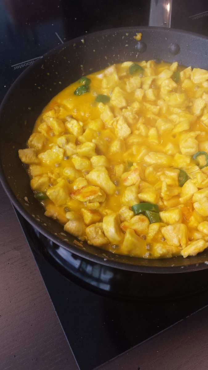 iFoodit's tweet photo. Pronti dopo il brindisi...Sentiamo il profumo del pollo piccante di @marcodepadova07 al nostro #ifoodinstore #scavoliniStoreCodogno https://t.co/yWJjzFVWoi