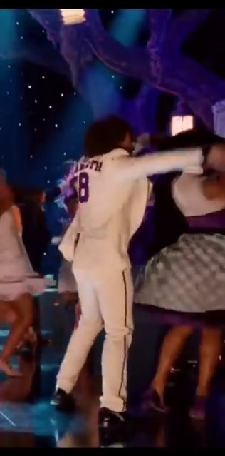 isaiaasoswaaldo's tweet photo. Imagínate que sea tu graduación y que tu pareja salga con la nacada que salió Chad al poner su numero en su tuxedo https://t.co/Cvo5xNn24N
