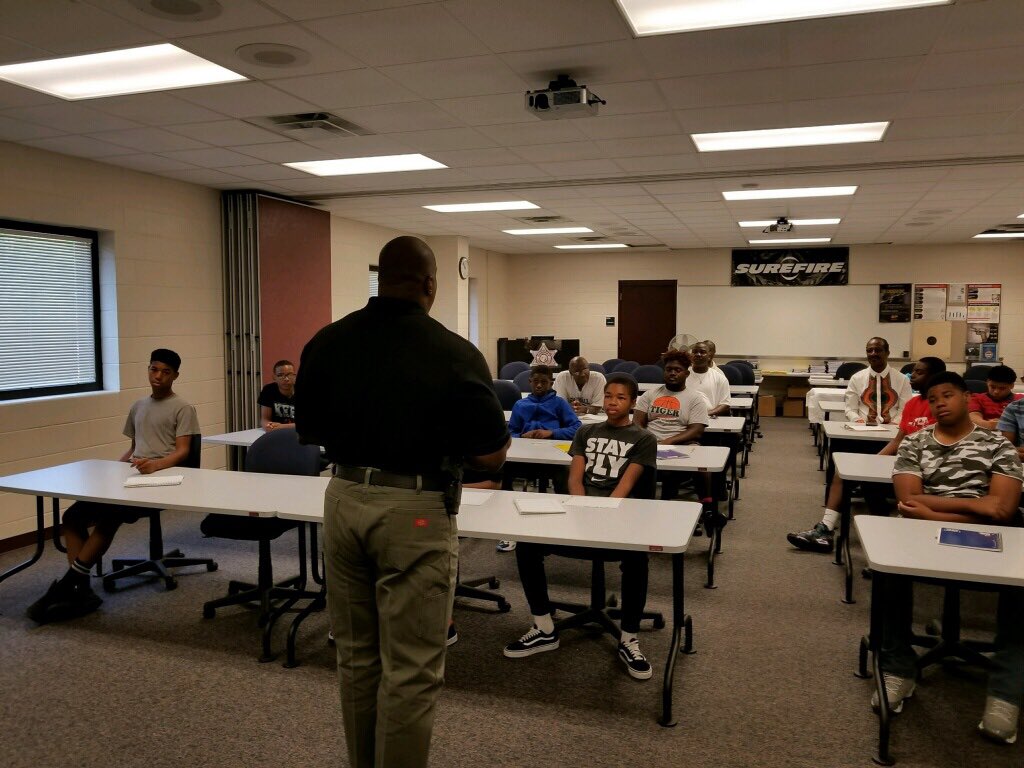 Sheriff_EWright's tweet photo. #CSSO is currently speaking with several members of @GOYDC thanks for coming out &amp; #DoingtheWrightthing https://t.co/c9ZqyiRmGN
