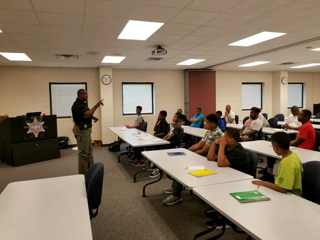 Sheriff_EWright's tweet photo. #CSSO is currently speaking with several members of @GOYDC thanks for coming out &amp; #DoingtheWrightthing https://t.co/c9ZqyiRmGN