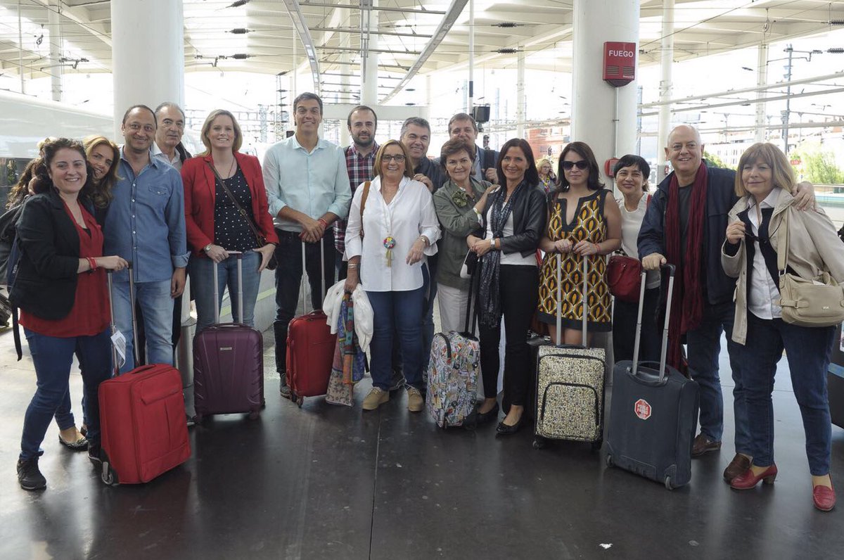 sanchezcastejon's tweet photo. Aunque aquí faltan algunos, quiero dar las gracias al equipo que me ha acompañado en el camino. Muy orgulloso de vuestro trabajo y amistad. https://t.co/dlpQ2je4eW