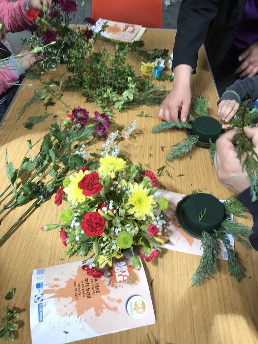 Some great flower arranging fun was had at the Art &amp; Sole trail with <a href="/WOVPartnership/">WOVPartnership</a> today at @FACEFilton Thanks all who came! #community