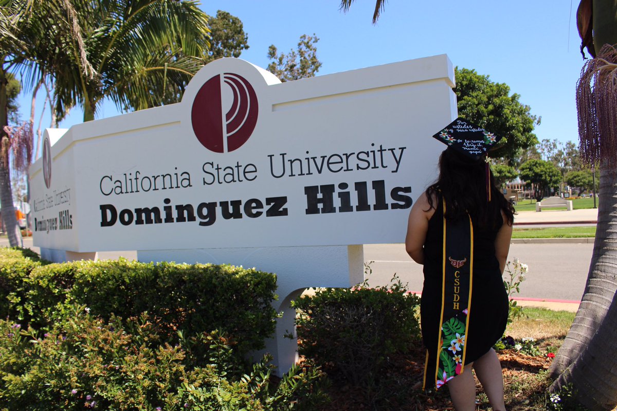 Littledaisyyyy's tweet photo. I'm a csudh alumni π©π½βπ #CSUDHGRAD17 https://t.co/99sCrg37V6